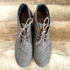 Tom’s lace up low wedge boot